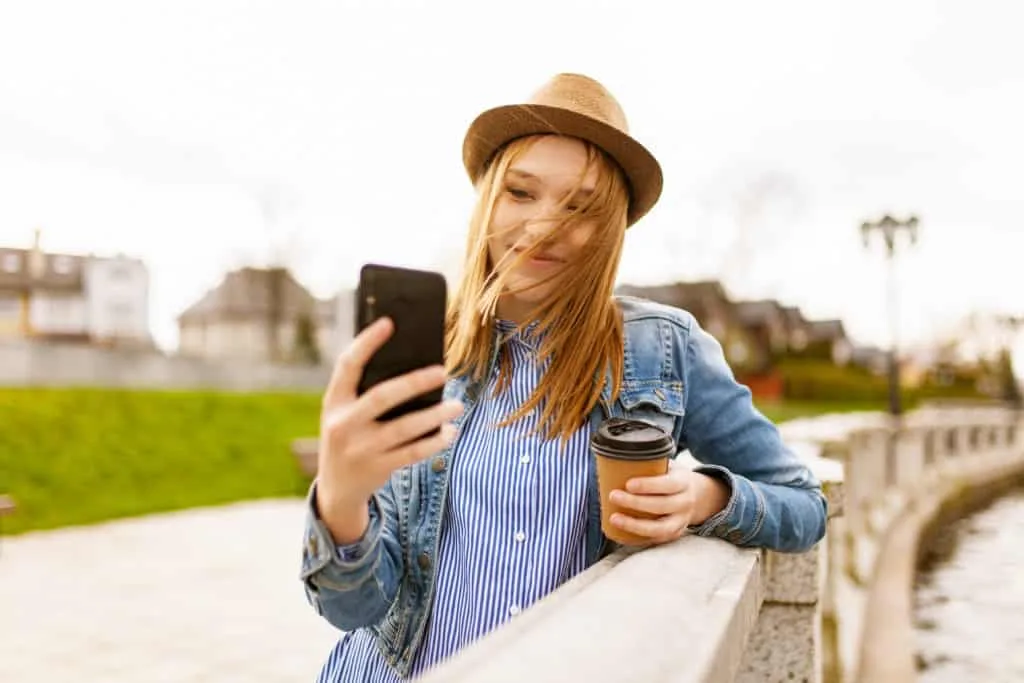 Co najlepiej publikować na Instagram Stories? Kobieta publikuje instastory